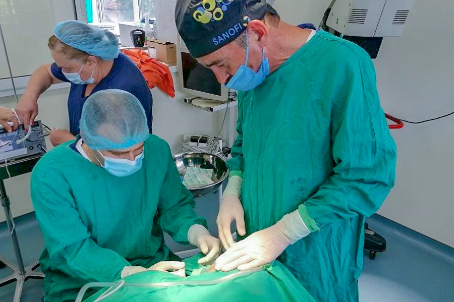 Доц. д-р Тодор Попов по време на операция -БАЛ „Царица Йоанна – ИСУЛ“