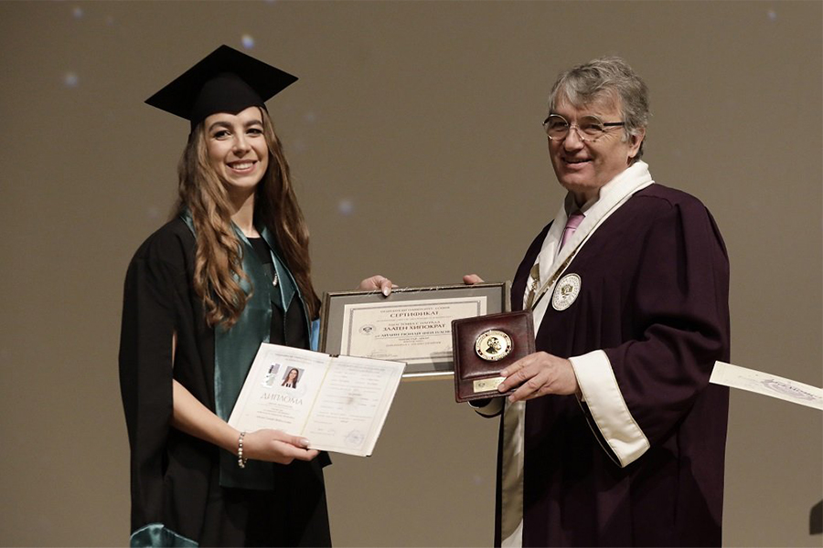 академик Лъчезар Трайков връчва диплома на студент