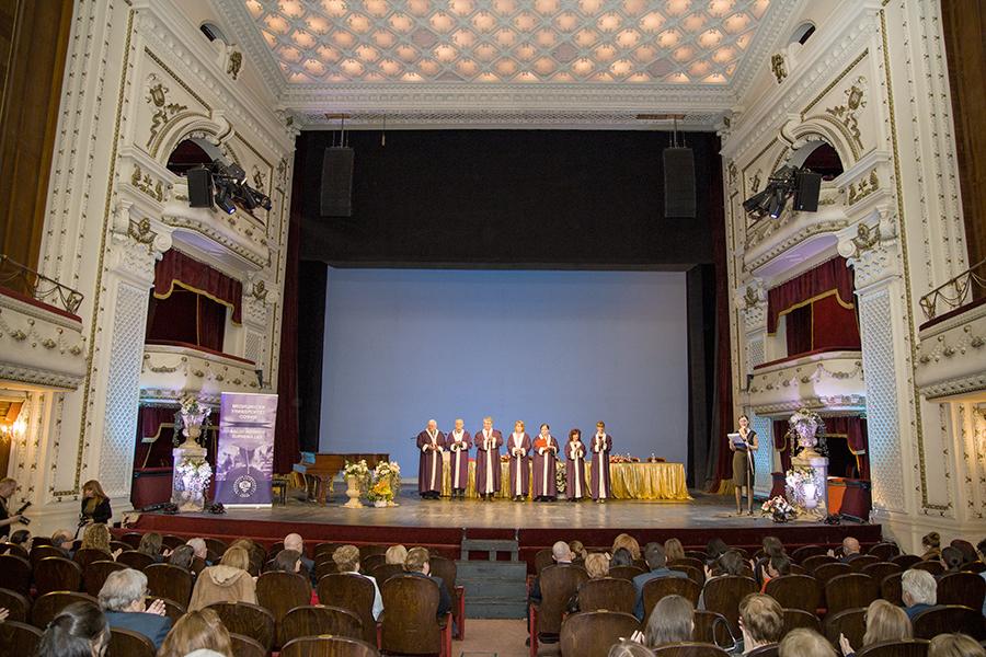 снимка от сцената в операта по време на тържеството