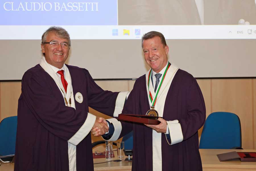 проф. Басети получава от акад. Трайков отличието