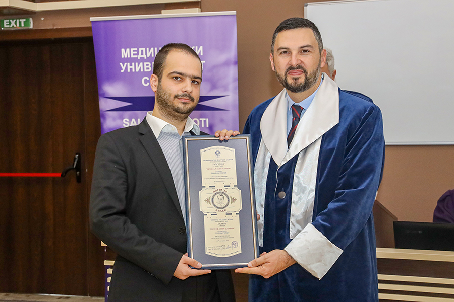 Трифон попов получава наградата си от проф. Желев