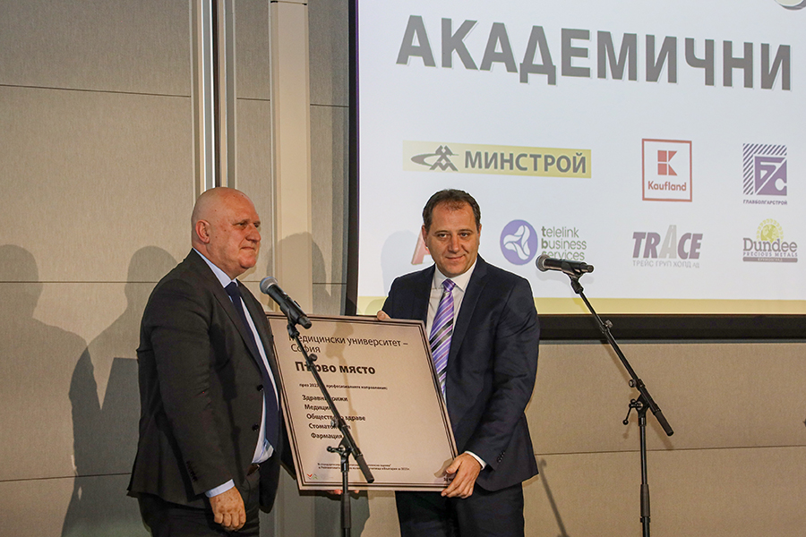 министърът на образованието и науката проф. Г. Цонков връчва наградата на проф. Б. Ланджов