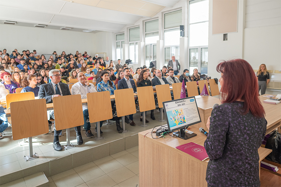 Професор Танкова пред пълна зала със студенти и преподаватели