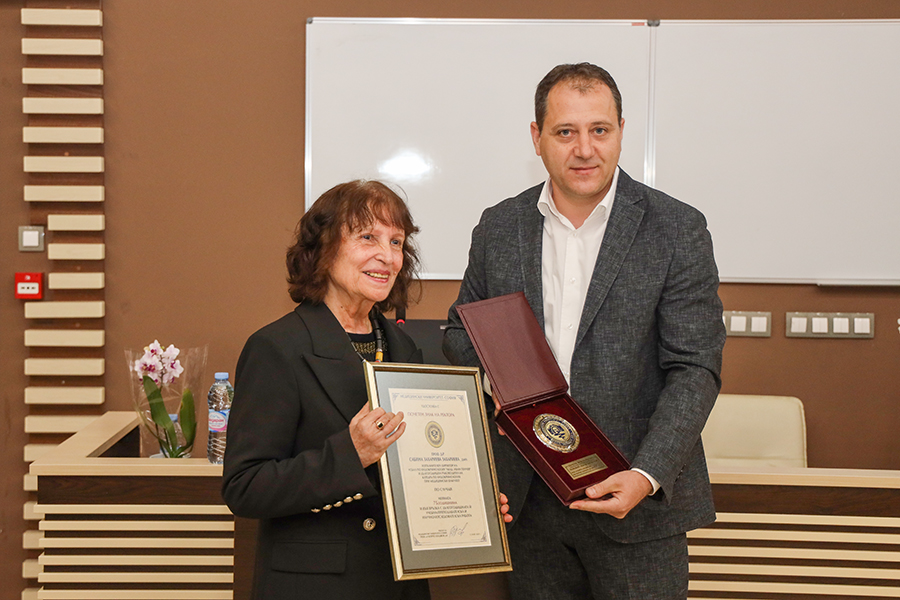 проф. Ланджов връчва почетен знак на проф. Захариева