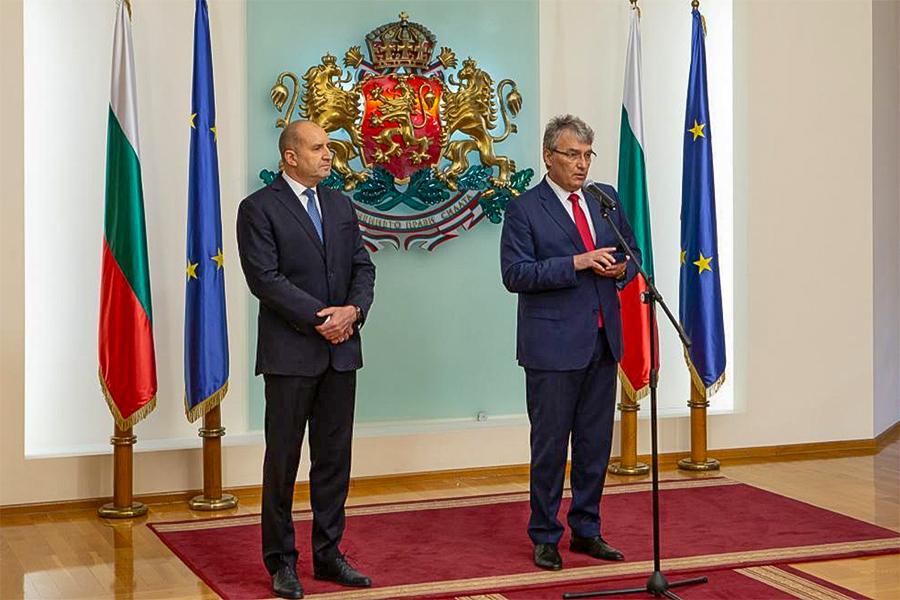 Президента Румен Радев и акад. Лъчезар Трайков по време на награждаването