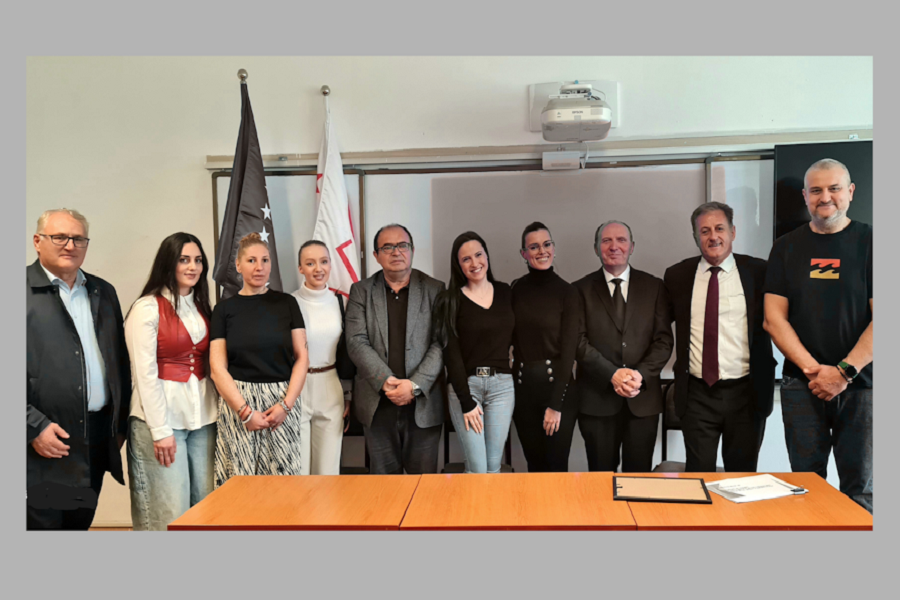 група преподаватели в Косово