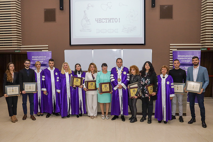 обща снимка на наградените с ръководството на МУ-София