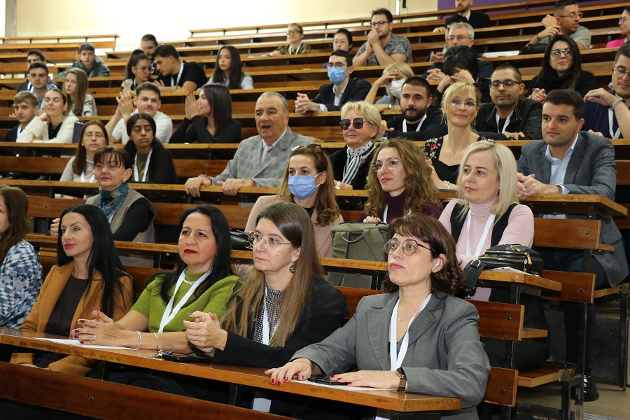 Зала пълна с хора за празника на факултет по дентална медицина