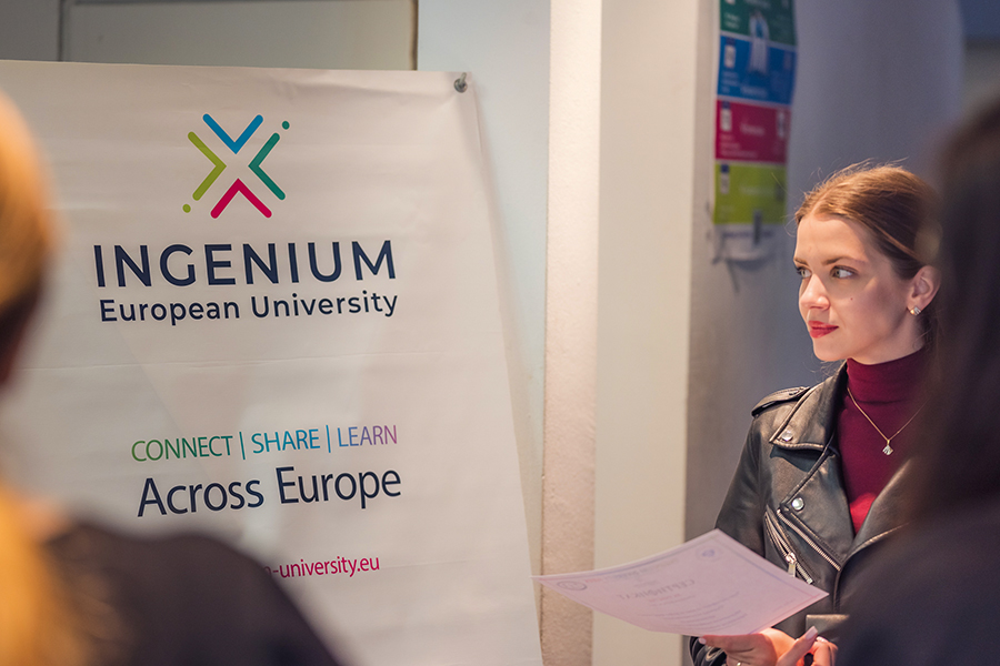 студентка пред банер на INGENIUM