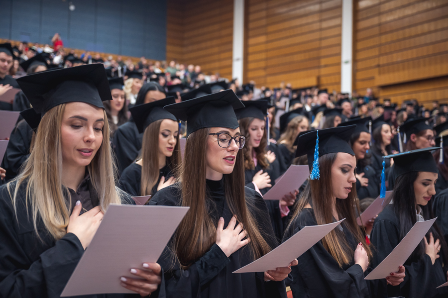група студенти дипломирани в медицински колеж четат хипократова клетва