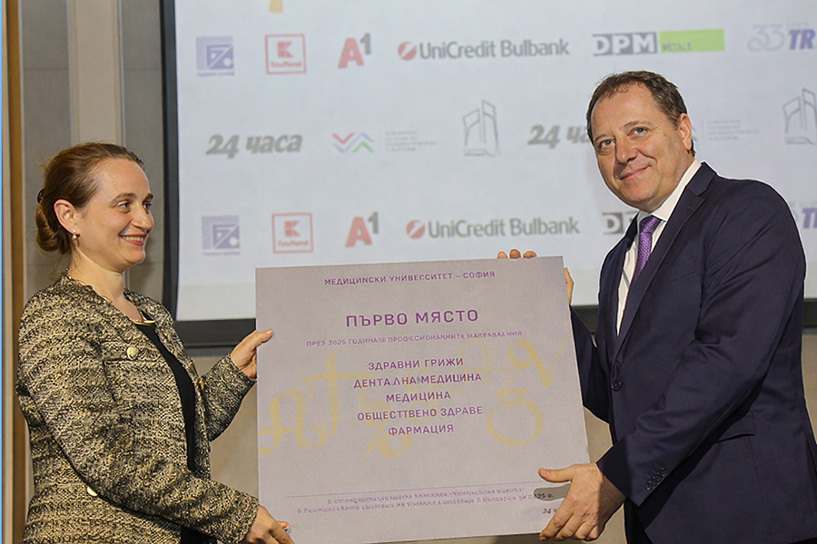 проф. Бойчо Ланджов приема наградата от г-жа Йорданка Чобанова