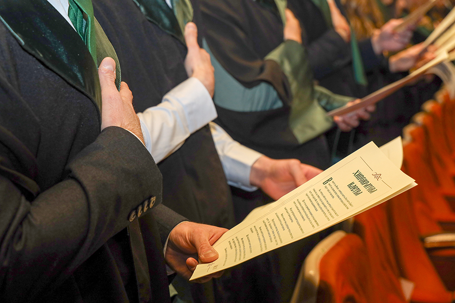 абсолвенти четат Хипократовата клетва