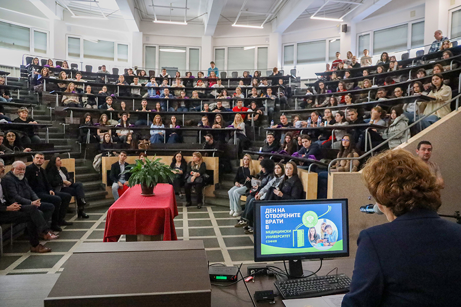 пълна зала с кандидат-студенти