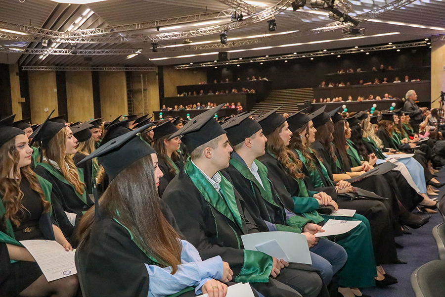 абсолвенти от випуск 2025 на ФФ