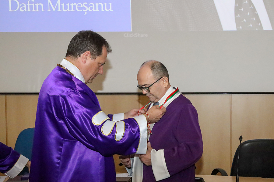 проф Ланджов връчва ДХК на проф. Мурешану