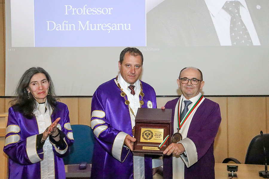 проф. Ланджов връчна Докотор Хонорис Кауза на проф. Мурешану