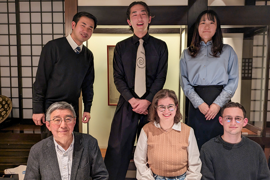 двамата студенти с колегите си от