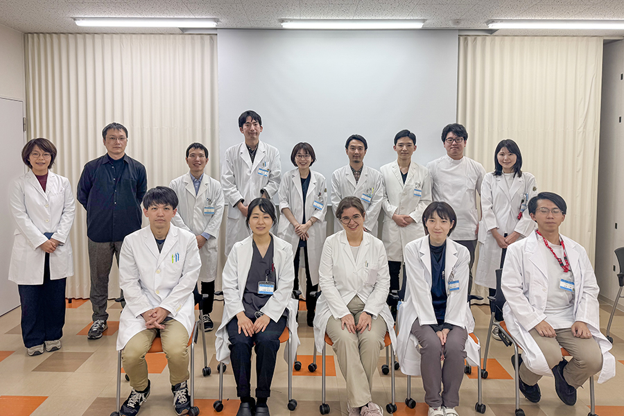 двамата студенти с колегите си от университета в Хирошима