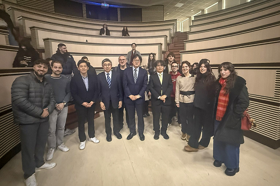 японските гости с български студенти