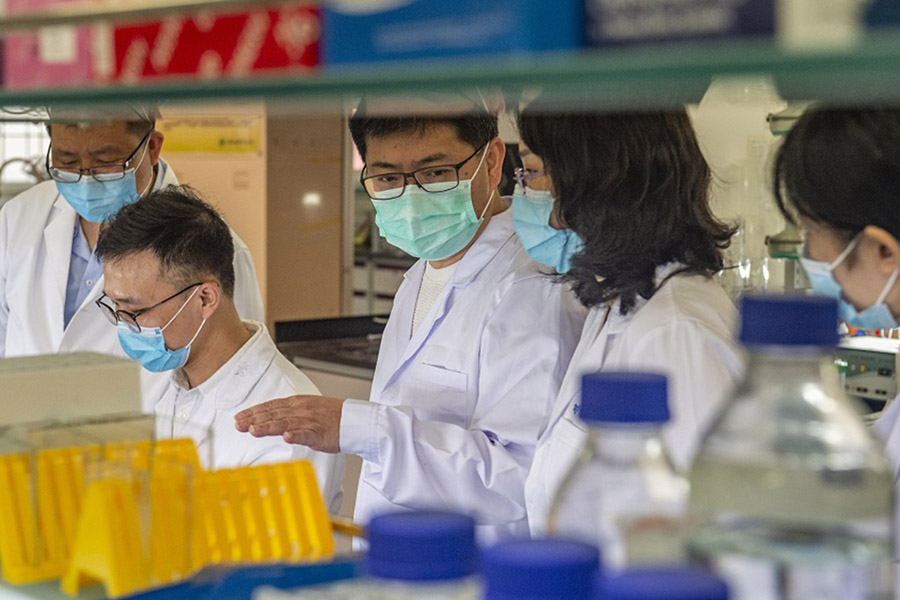 китайски учени в лаборатория
