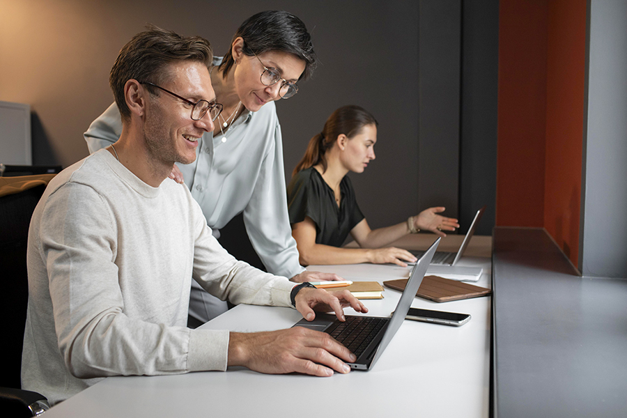 хора работят в група на компютър