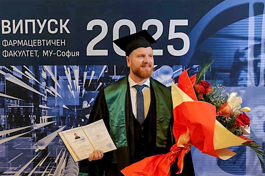 Маг.-фарм. Маряно Деджа в деня на дипломирането си