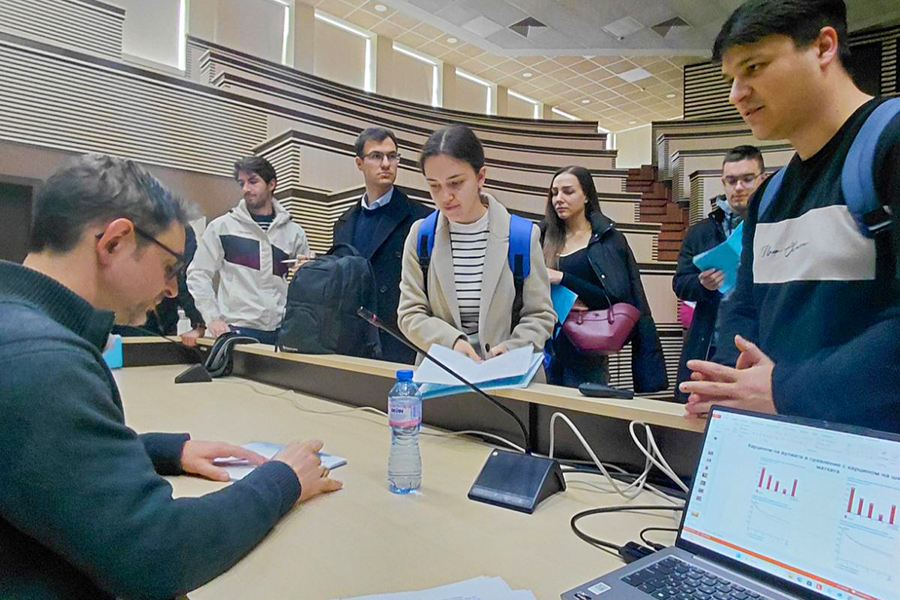 студенти и Доц.д-р Радослав Шекеров