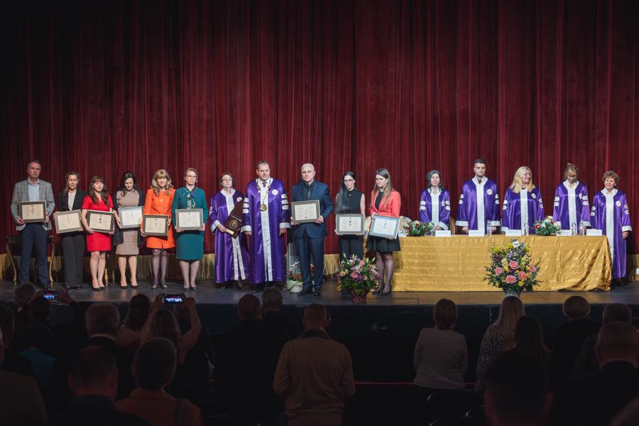 обща снимка на наградените с ръководството на МУ-София