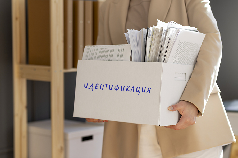 служител носи изпитни работи в кашон за идентификация