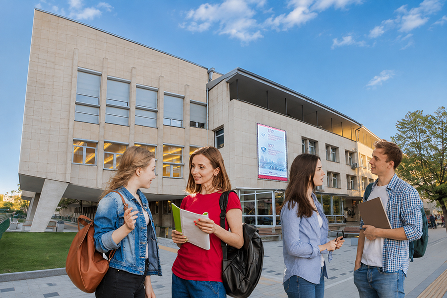 студенти пред МБК