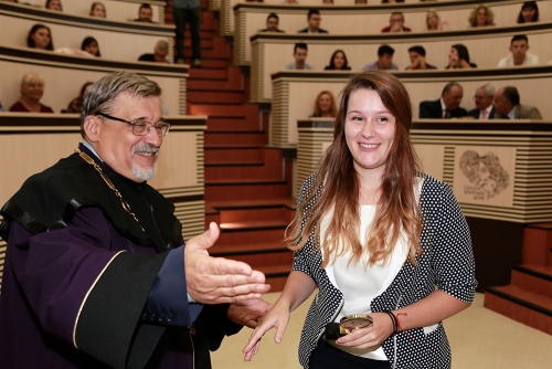 Петокурсничката Марина Митева получава наградата си от ректора проф. Виктор Златков