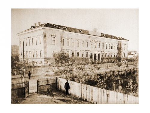 Гимназия „Найден Геров” – Лом е едно от първите и елитни за времето си средни училища в България. Създадена е през 1878 г., а през 1882 г. новата сграда на гимназията е открита от княз Александър І Батенберг.
